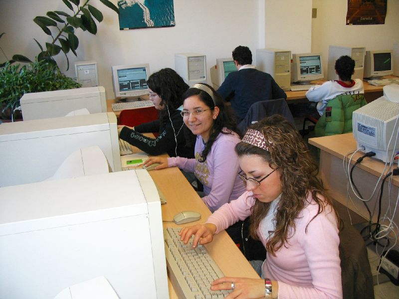 Alunne di 5Q IPC al lavoro nell'ambito progettuale della 3^ Area