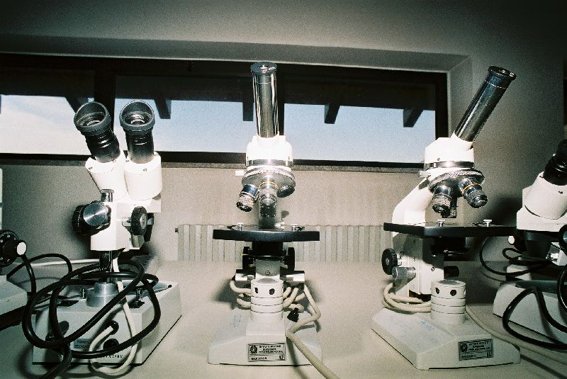 Microscopi del laboratorio di biologia